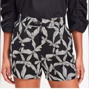 LOFT flouncy shorts, sz 10, black and tan bow floral.Linen blend. Elastic back.